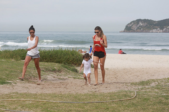 Grazi Massafera se diverte com Sophia na praia da Barra da Tijuca