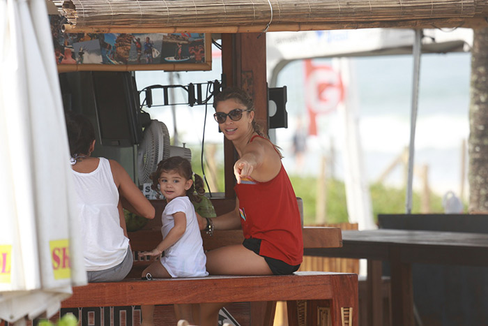 Grazi Massafera se diverte com Sophia na praia da Barra da Tijuca