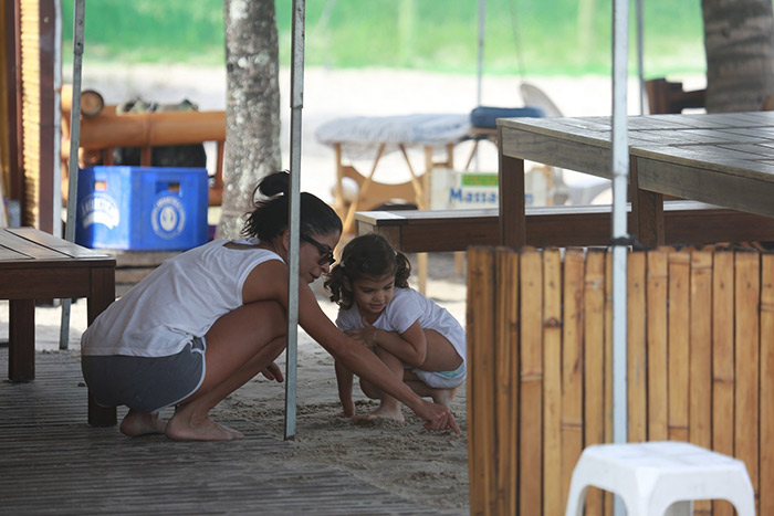 Grazi Massafera se diverte com Sophia na praia da Barra da Tijuca