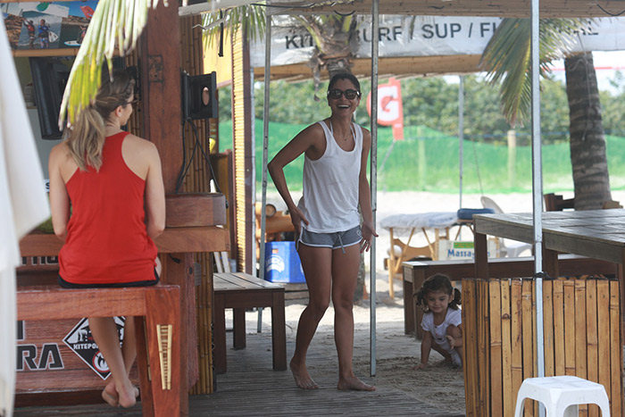 Grazi Massafera se diverte com Sophia na praia da Barra da Tijuca