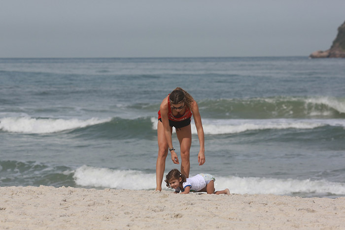 Grazi Massafera se diverte com Sophia na praia da Barra da Tijuca