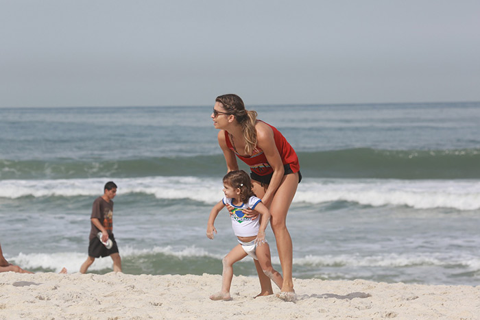 Grazi Massafera se diverte com Sophia na praia da Barra da Tijuca