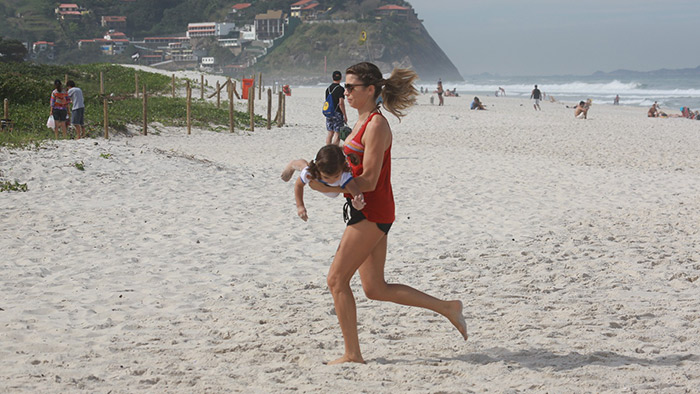 Grazi Massafera se diverte com Sophia na praia da Barra da Tijuca