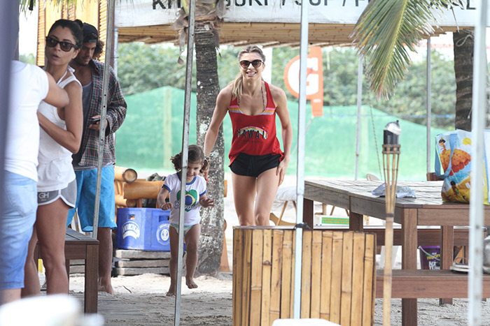 Grazi Massafera se diverte com Sophia na praia da Barra da Tijuca