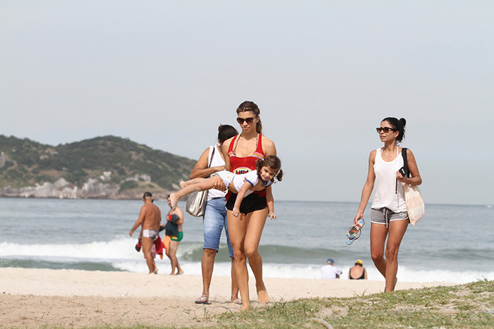 Grazi Massafera se diverte com Sophia na praia da Barra da Tijuca