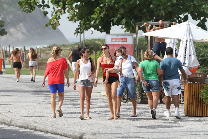 Grazi Massafera se diverte com Sophia na praia da Barra da Tijuca