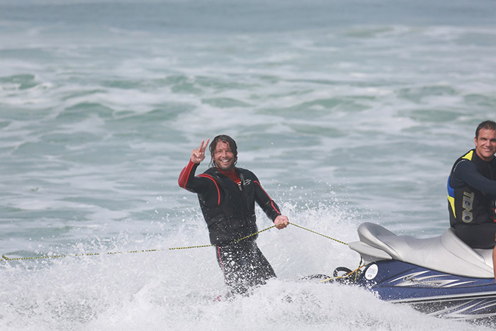 Mário Frias surfa na praia da Barra da Tijuca