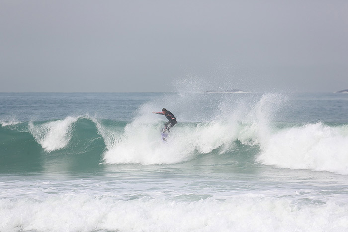 Mário Frias surfa na praia da Barra da Tijuca