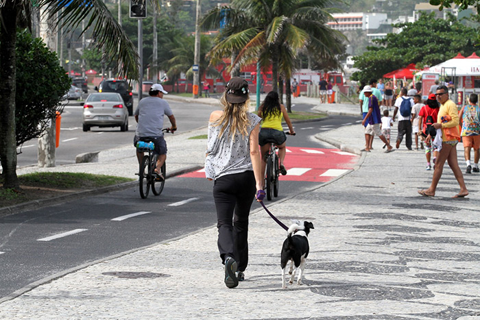 Em dia frio, Ellen Jabour passeia com seu pet na Barra da Tijuca