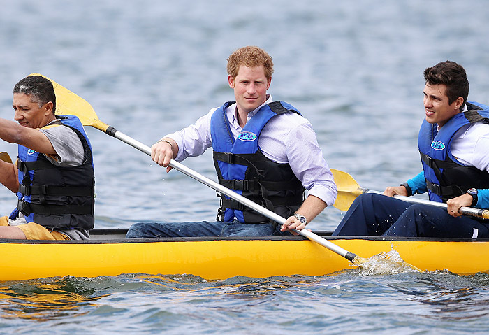 Príncipe Harry pratica canoagem em Brasília