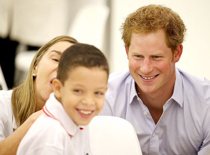 Príncipe Harry pratica canoagem em Brasília