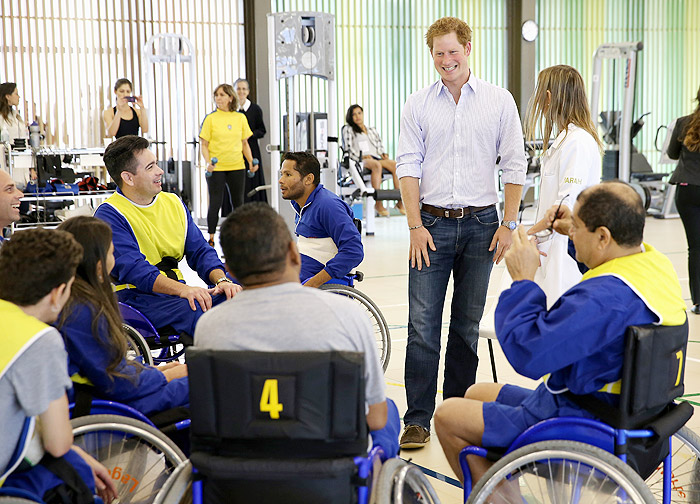 Príncipe Harry pratica canoagem em Brasília