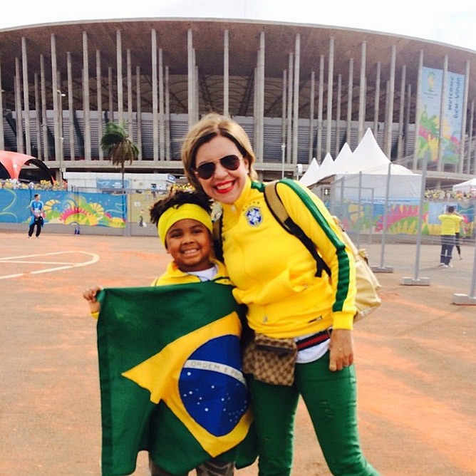 Astrid Fontenelle chega ao estádio Mané Garrincha para assistir Brasil x Camarões