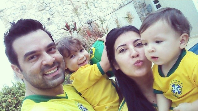 Priscila Pires se arruma para curtir jogo do Brasil com a família