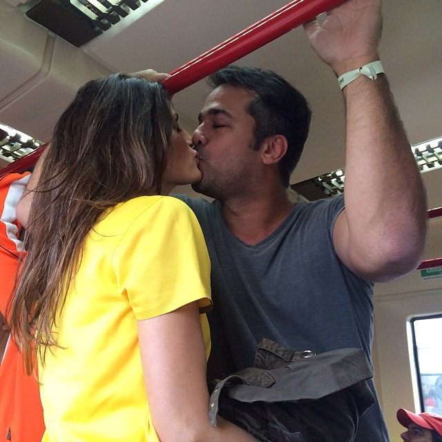Isabella Fiorentino e o marido se divertem no metrô de São Paulo