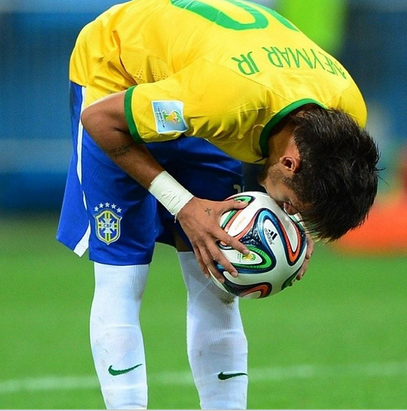 Neymar lembra poesia e pede ajuda divina antes de jogo