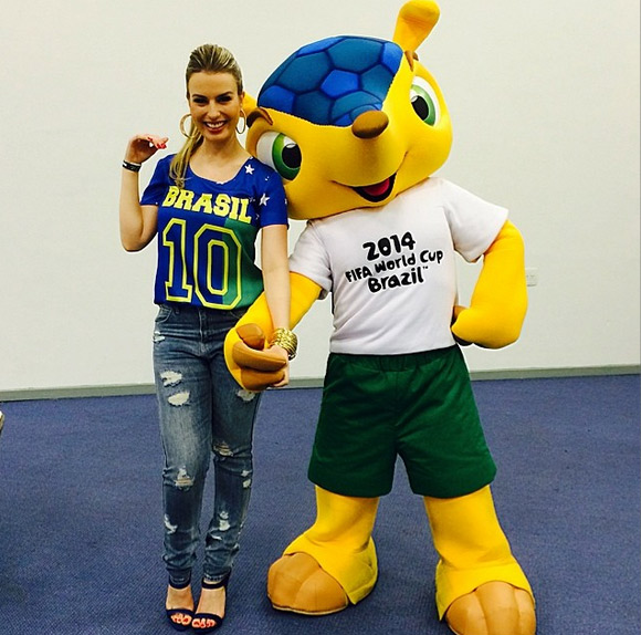 Nanda Keulla e Fuleco torcem juntos pela seleção