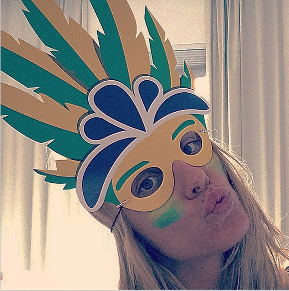 Carolina Dieckmann usa máscara para o jogo entre Brasil e Camarões