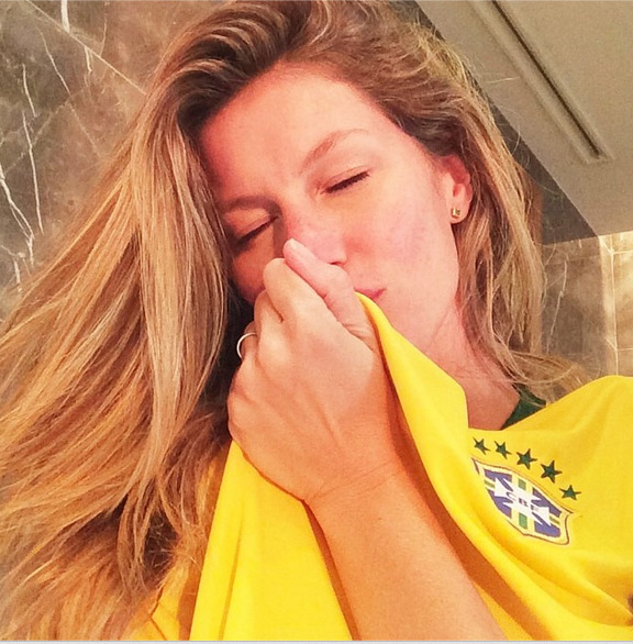 Patriota! Gisele Bündchen mostra amor à camisa antes de jogo do Brasil 