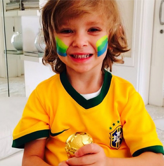 Vittorio, filho de Adriane Galisteu, comemora vitória do Brasil