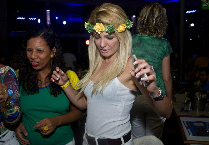 Antônia Fontenelle cai no samba após goleada do Brasil