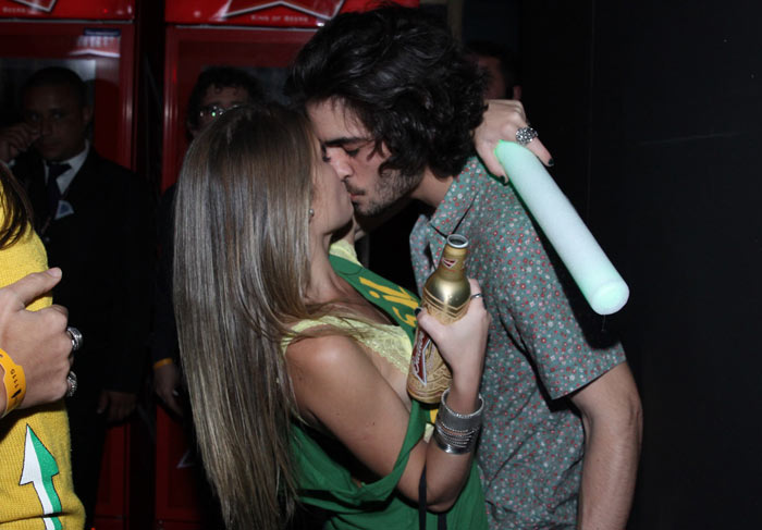 Fiuk dá beijaço em loira em festa após vitória do Brasil