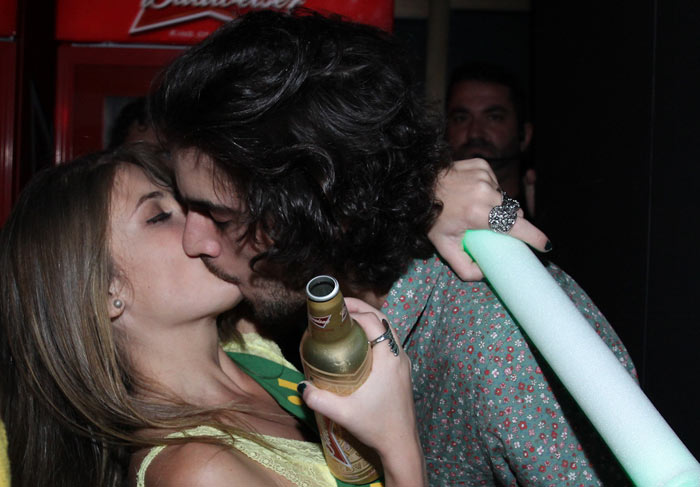Fiuk dá beijaço em loira em festa após vitória do Brasil