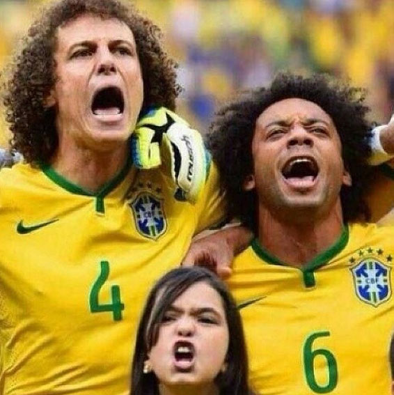 Thiago Silva e mais jogadores da Seleção se encantam com menina que cantou hino com garra