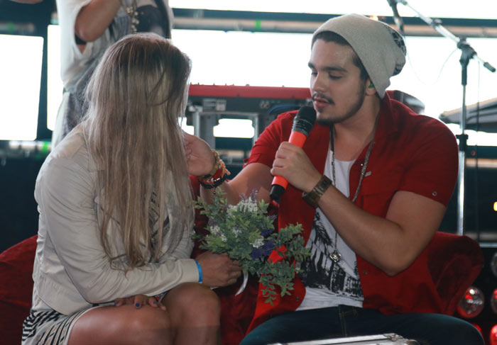 Luan Santana beija testa de fã durante show para 100 mil pessoas na Bahia