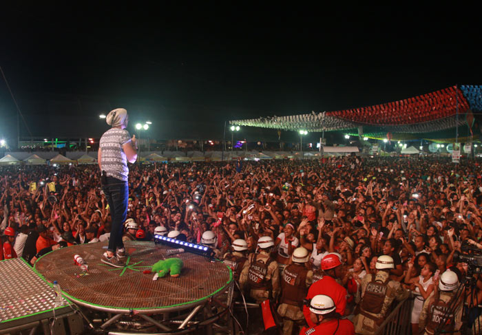 Luan Santana beija testa de fã durante show para 100 mil pessoas na Bahia