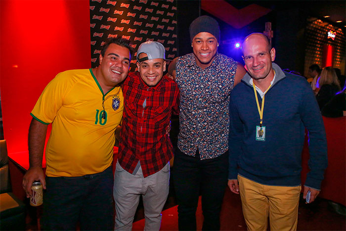 Marcelo Serrado e Hélio de la Peña curtem festa em comemoração à vitória do Brasil 