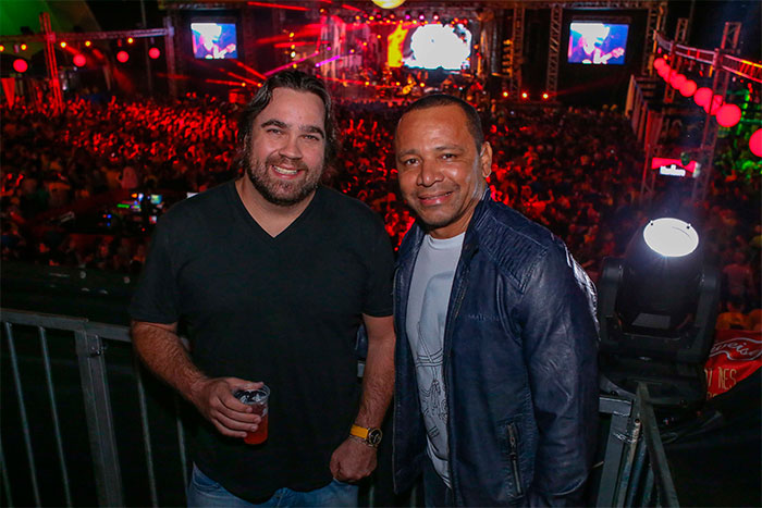 Marcelo Serrado e Hélio de la Peña curtem festa em comemoração à vitória do Brasil 