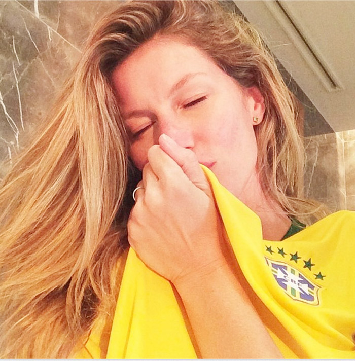 Gisele Bündchen beija a camisa da seleção: Pronta pro jogo! Vai que é tua Brasil!