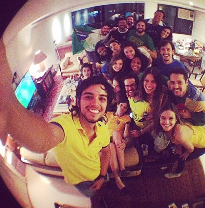 Em clima de festa, Rodrigo Simas fez selfie com um grupo de amigos, entre eles, Juliana Paiva e outros famosos