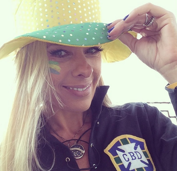 Gisele Bündchen beija a camisa da seleção: Pronta pro jogo! Vai que é tua Brasil!