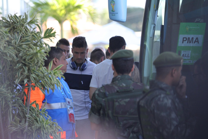 Benzema, artilheiro da França, fala com fãs na porta de hotel no Rio