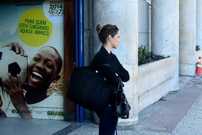 Débora Falabella aguarda carro para ir embora do aeroporto