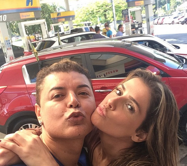 Deborah Secco encontra David Brazil em posto de gasolina carioca