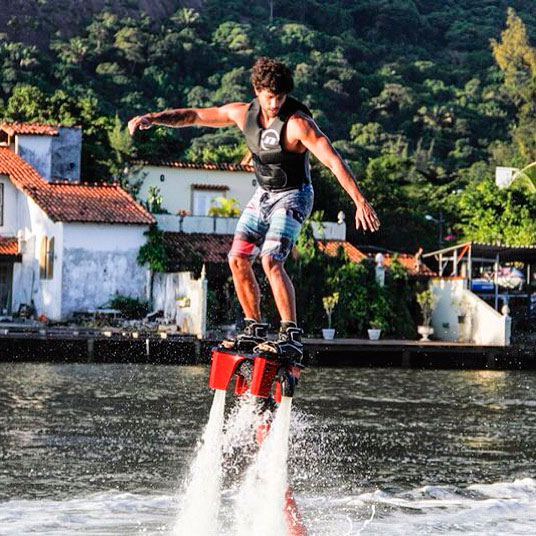 Jesus Luz arrasa no flyboard nas águas cariocas