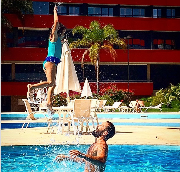 Malvino Salvador curte tarde na piscina com a filha