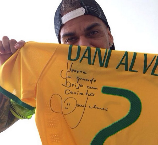 Daniel Alves prestenteia Ivete Sangalo com camisa autografada