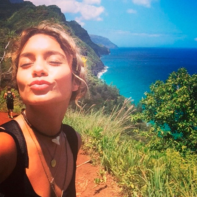  Vanessa Hudgens se impressiona com a paisagem do Havaí