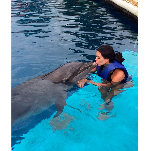 JU Kim Kardashian brinca com golfinhos