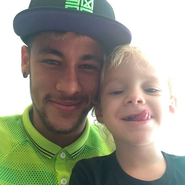  Neymar posa com Davi Lucca e diz: “estava com saudade”