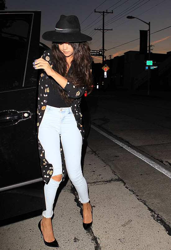 Selena Gomez janta toda estilosa em Los Angeles