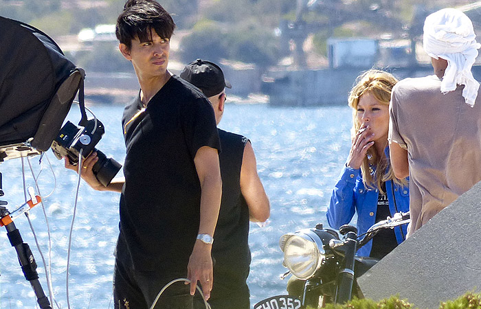 Kate Moss fuma durante ensaio fotográfico em Ibiza, na Espanha