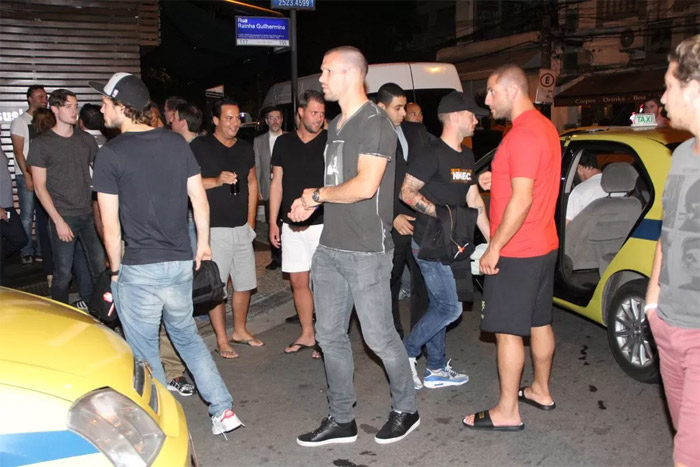 Robben Van Persie e outros jogadores da Holanda curtem noite no Rio de Janeiro