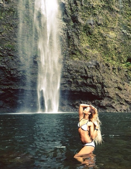 Vanessa Hudgens se refresca em banho de cachoeira