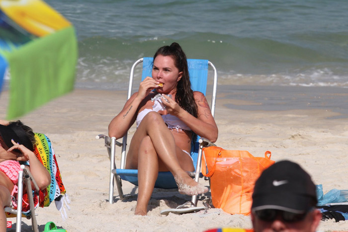 Cristina Mortágua come lanchinho na Barra da Tijuca