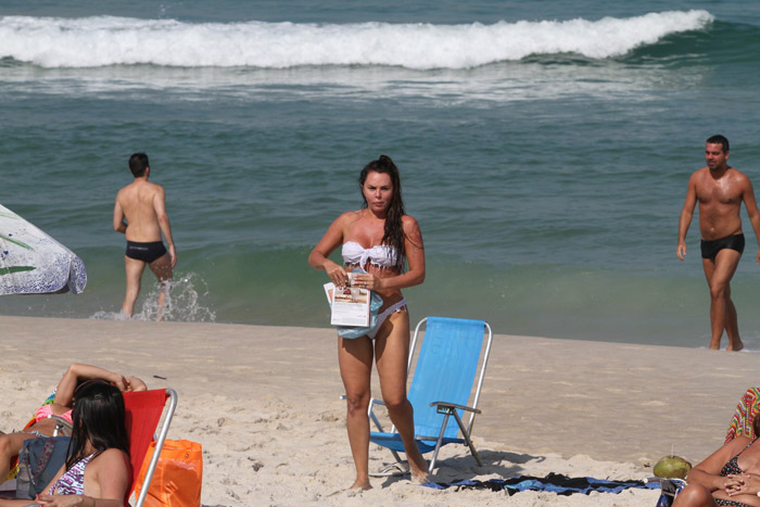 Cristina Mortágua come lanchinho na Barra da Tijuca